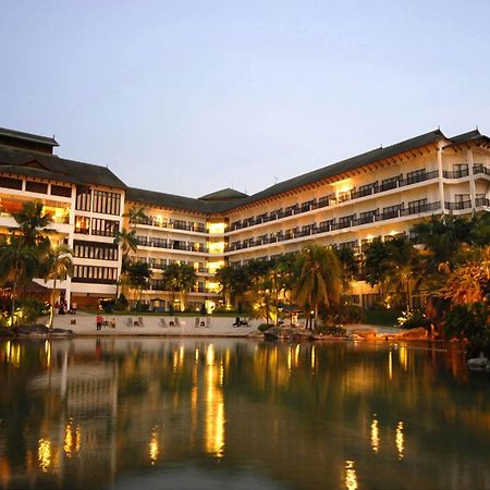 Mines Beach Resort Hotel Seri Kembangan Kültér fotó
