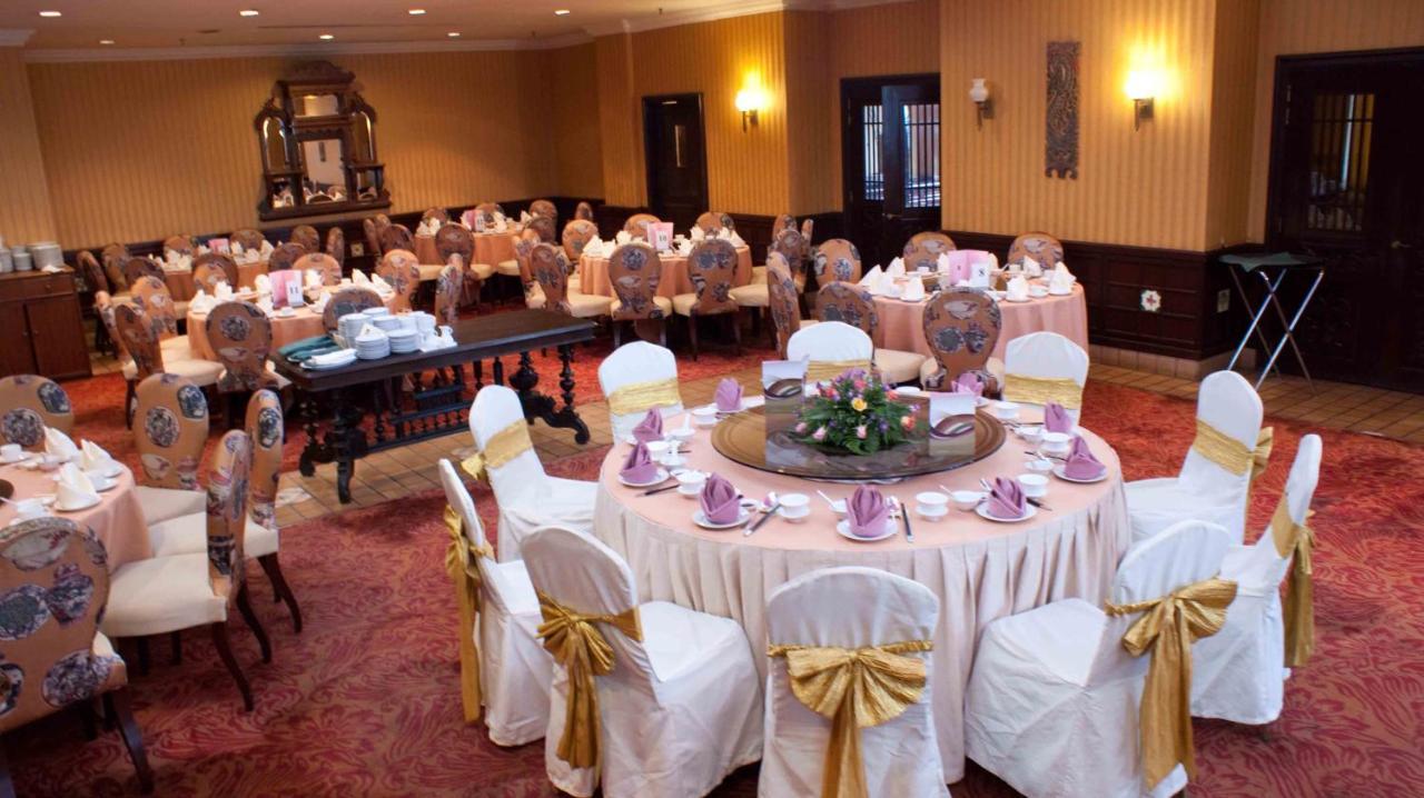 Mines Beach Resort Hotel Seri Kembangan Kültér fotó