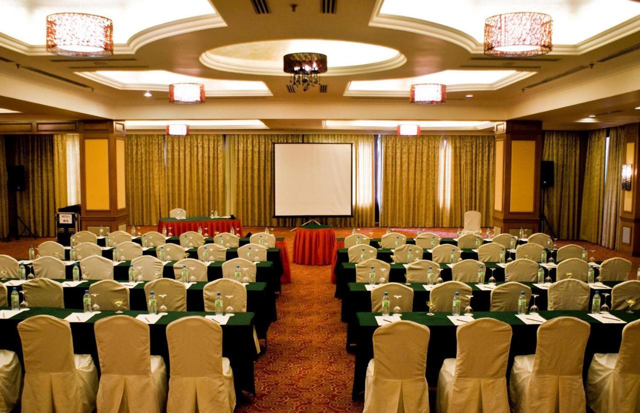 Mines Beach Resort Hotel Seri Kembangan Kültér fotó