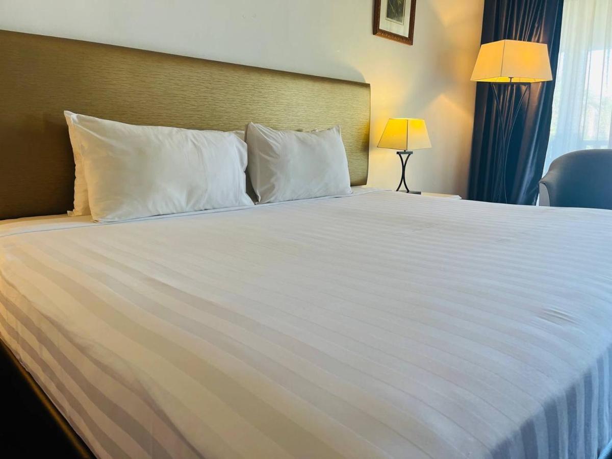 Mines Beach Resort Hotel Seri Kembangan Kültér fotó