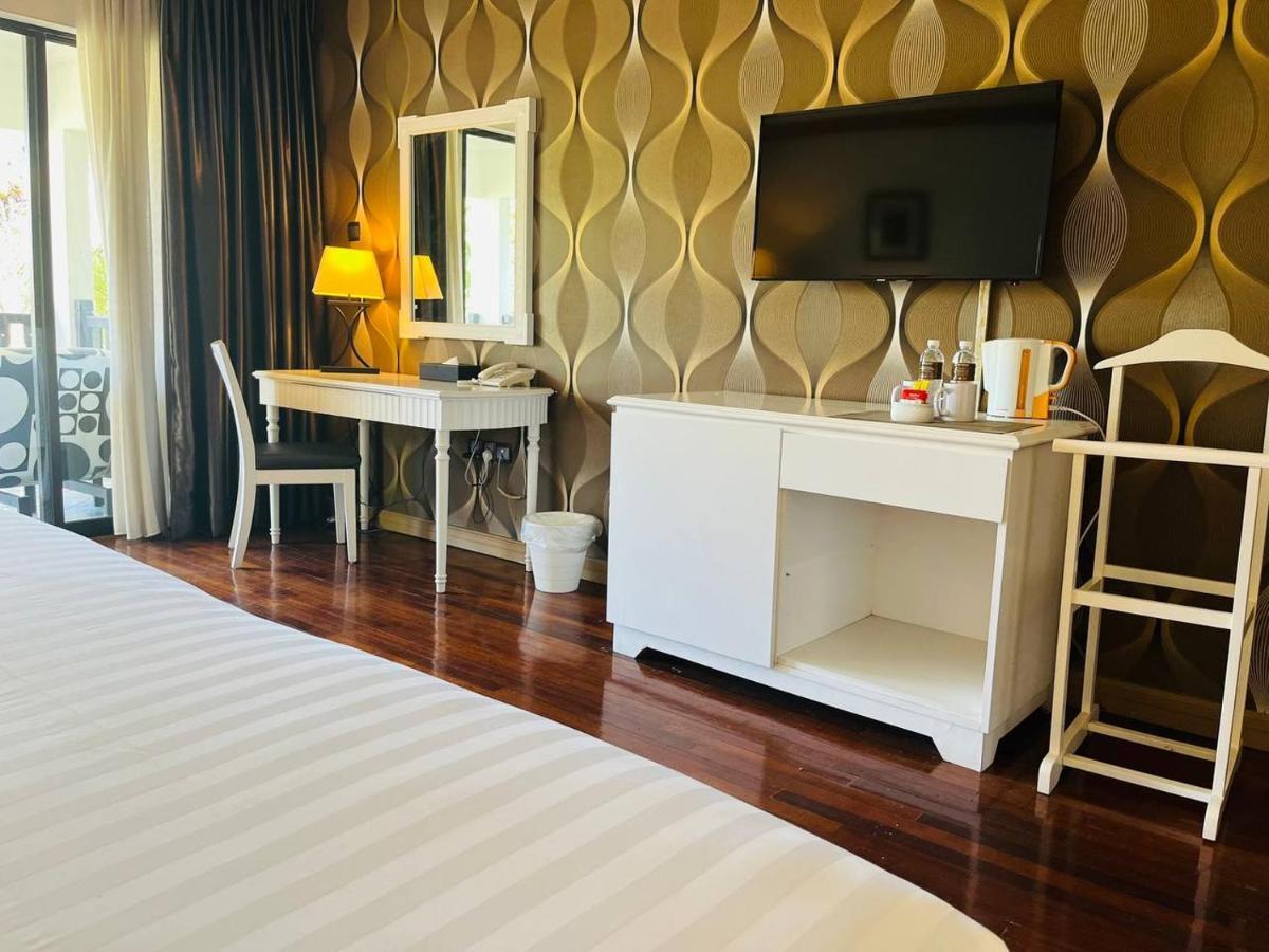Mines Beach Resort Hotel Seri Kembangan Kültér fotó