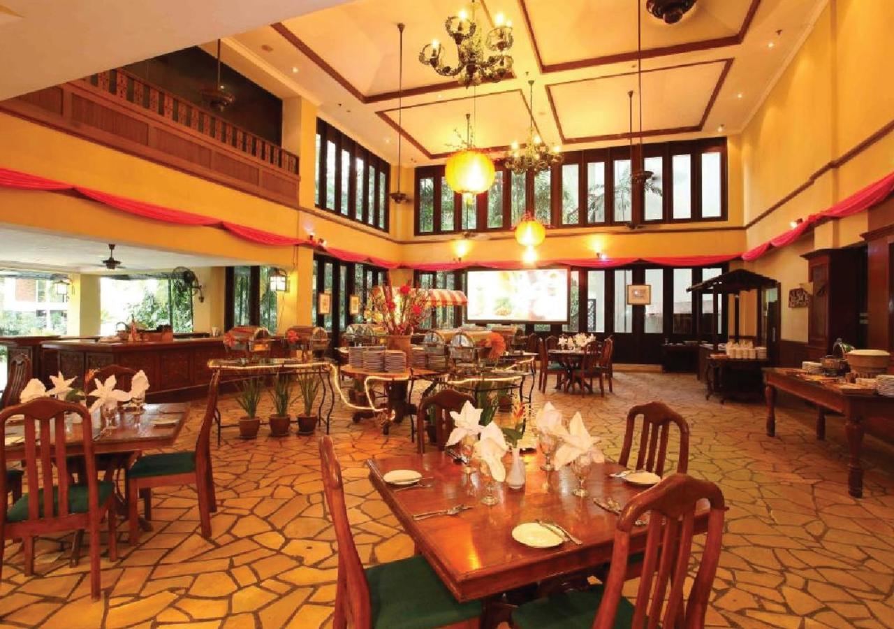 Mines Beach Resort Hotel Seri Kembangan Kültér fotó