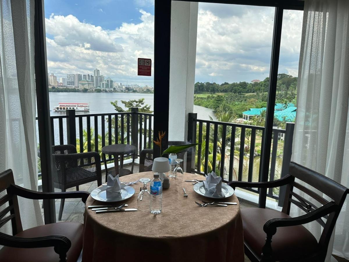 Mines Beach Resort Hotel Seri Kembangan Kültér fotó