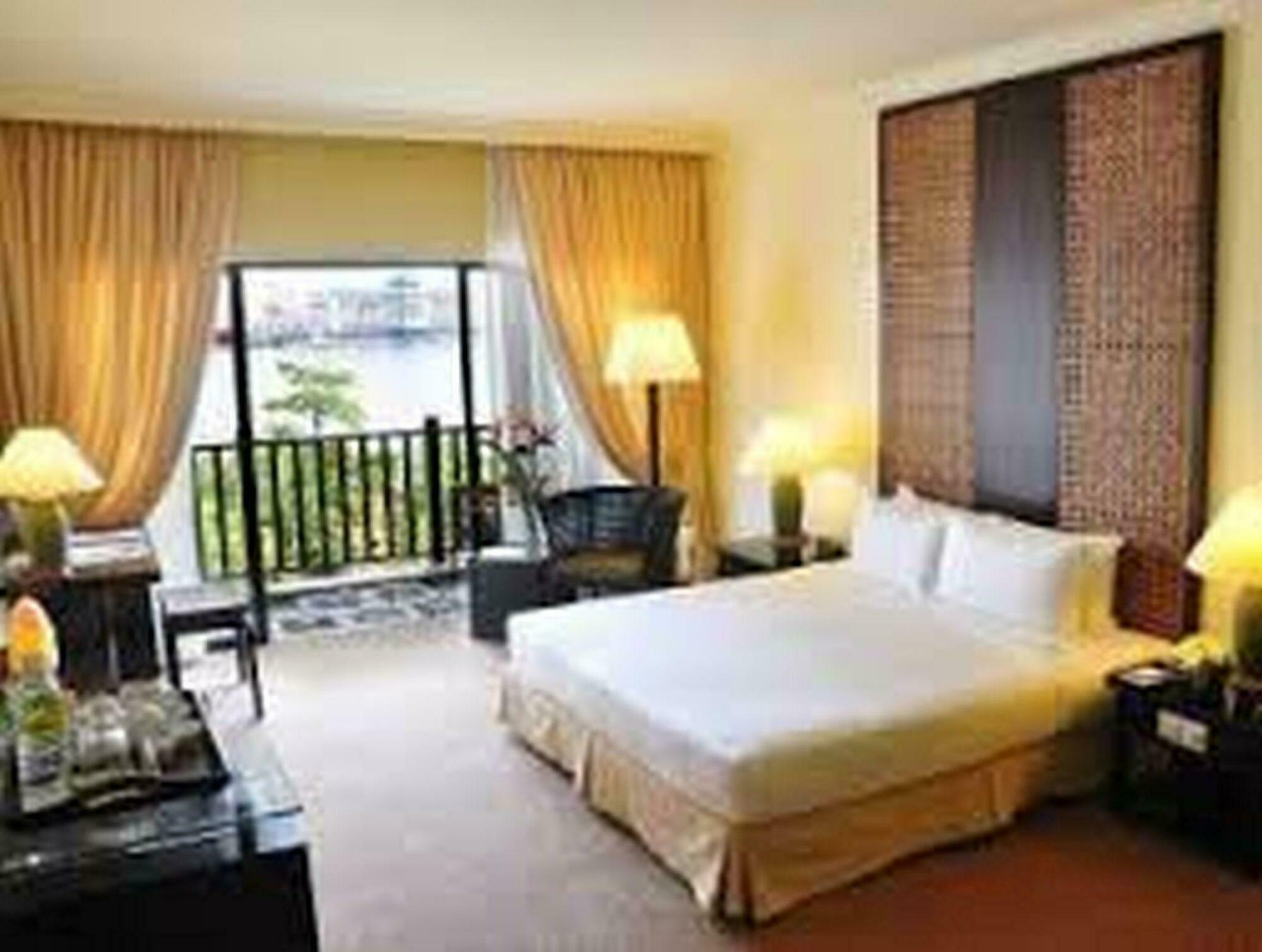 Mines Beach Resort Hotel Seri Kembangan Kültér fotó
