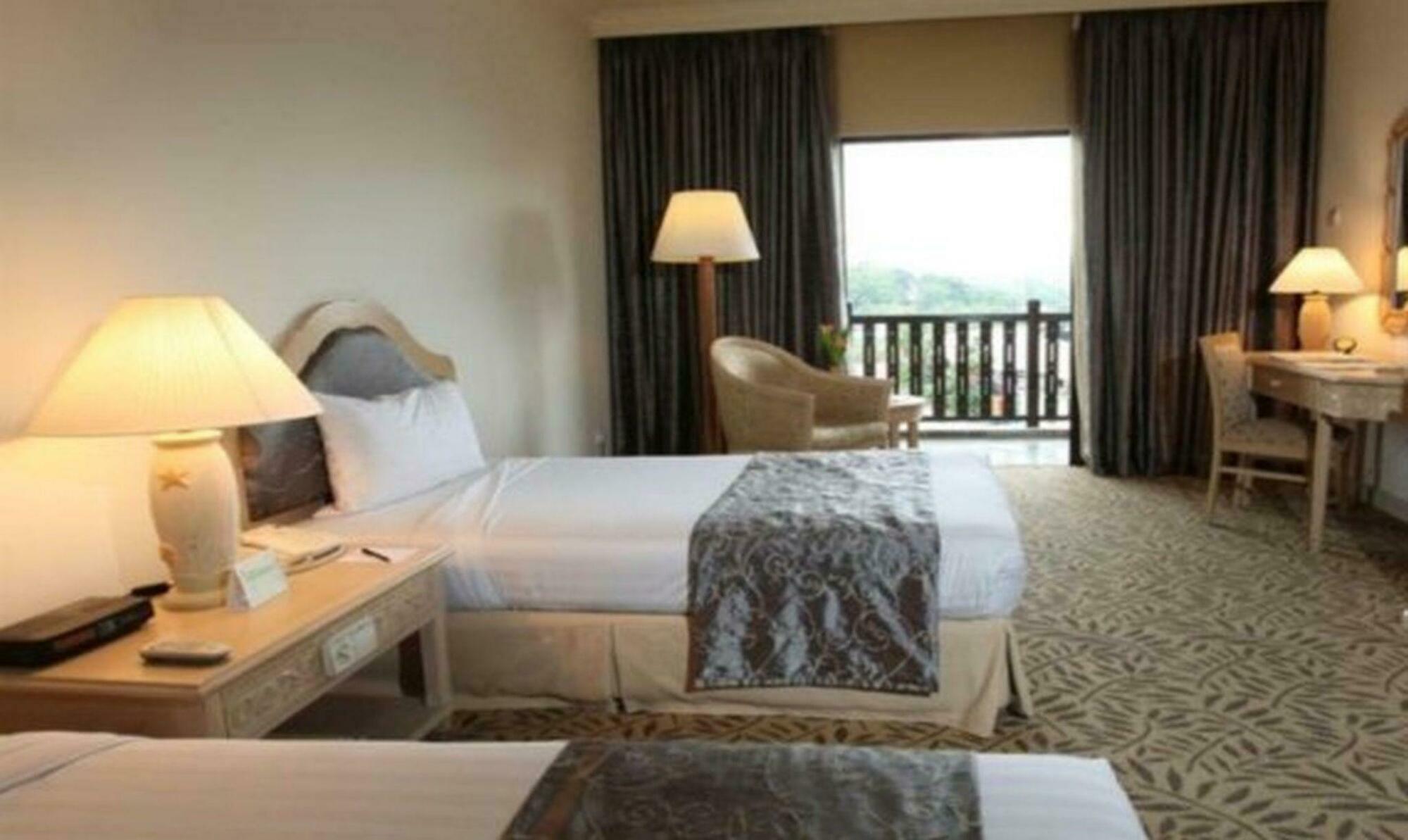 Mines Beach Resort Hotel Seri Kembangan Kültér fotó